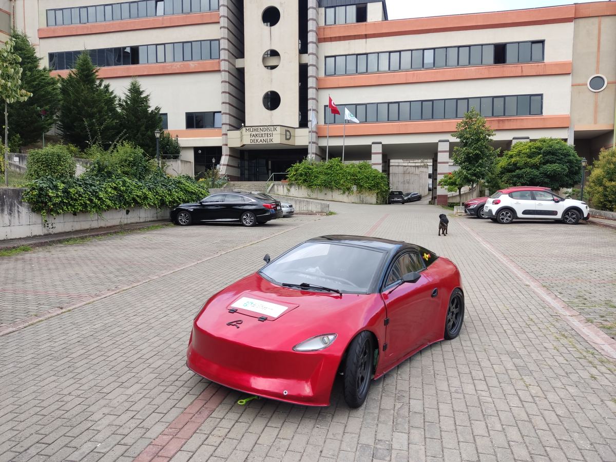 ThunderVOLT önden çapraz görünüm, Mühendislik Fakültesi önünde